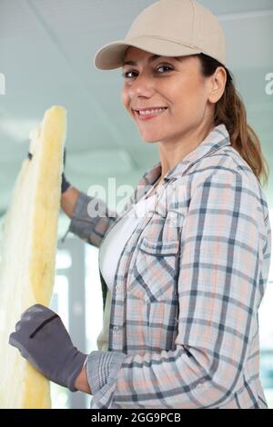 Zwei professionelle Bauherren isolieren Wände im Haus Stockfoto