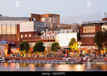 Ein warmer Sommerabend am Ufer der Themse in Kingston upon Thames Stockfoto