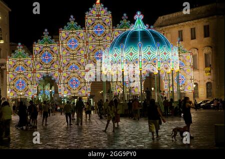 Traditionelle Luminarie-Dekoration für die heilige Feier von Sant'Otonzo in Lecce, Apulien Stockfoto