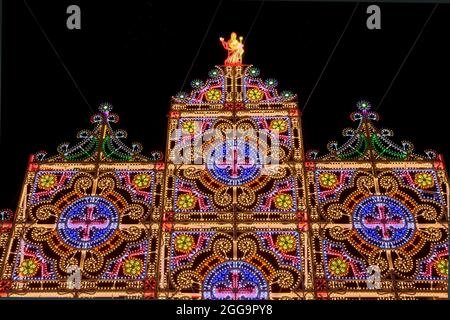 Traditionelle Luminarie-Dekoration für die heilige Feier von Sant'Otonzo in Lecce, Apulien Stockfoto