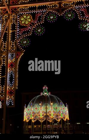 Traditionelle Luminarie-Dekoration für die heilige Feier von Sant'Otonzo in Lecce, Apulien Stockfoto