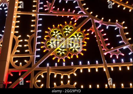 Traditionelle Luminarie-Dekoration für die heilige Feier von Sant'Otonzo in Lecce, Apulien Stockfoto