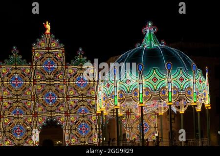 Traditionelle Luminarie-Dekoration für die heilige Feier von Sant'Otonzo in Lecce, Apulien Stockfoto