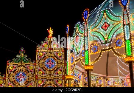 Traditionelle Luminarie-Dekoration für die heilige Feier von Sant'Otonzo in Lecce, Apulien Stockfoto