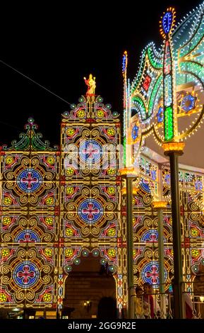 Traditionelle Luminarie-Dekoration für die heilige Feier von Sant'Otonzo in Lecce, Apulien Stockfoto