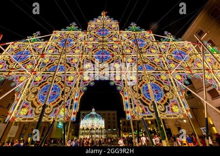 Traditionelle Luminarie-Dekoration für die heilige Feier von Sant'Otonzo in Lecce, Apulien Stockfoto