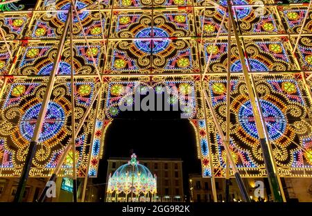 Traditionelle Luminarie-Dekoration für die heilige Feier von Sant'Otonzo in Lecce, Apulien Stockfoto