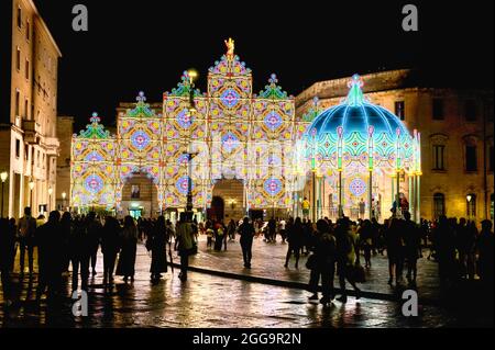 Traditionelle Luminarie-Dekoration für die heilige Feier von Sant'Otonzo in Lecce, Apulien Stockfoto