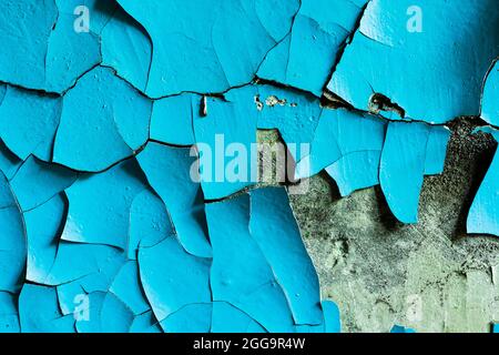 Betonwand mit blauer Farbe in den Rissen. Hintergrund für Design. Grunge Textur. Hochwertige Fotos Stockfoto