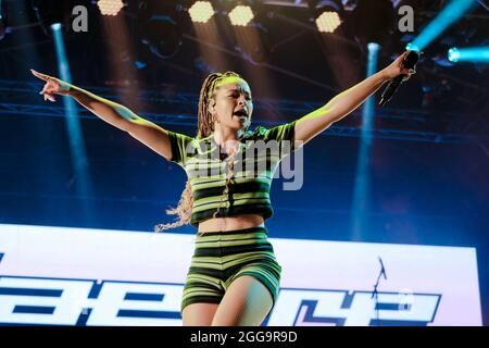 Portsmouth, Großbritannien. August 2021. Die britische Popsängerin Ella McMahon, Künstlername Ella Eyre, bekannt für ihre Zusammenarbeit mit Rudimental, gewann den Brit Award 2014 und trat beim Victorious Festival live auf. Kredit: SOPA Images Limited/Alamy Live Nachrichten Stockfoto