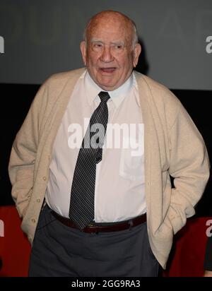 FORT LAUDERDALE, FL - OKTOBER 23: Der Schauspieler Ed Asner wird beim 28. Jährlichen Fort Lauderdale International Film Festival im Cinema Paradiso mit dem FLiFF Lifetime Achievement Award ausgezeichnet. Mr. Asners Live-Performance einer Szene aus dem FDR, gefolgt von einem moderierten Q&A über seine Karriere. Edward Asner (geboren am 15. November 1929), allgemein bekannt als Ed Asner, ist ein amerikanischer Film-, Fernseh-, Bühnen- und Stimmdarsteller und ehemaliger Präsident der Screen Actors Guild. Er ist vor allem für seine Rolle als Lou Grant in den 1970er und frühen 1980er Jahren, sowohl auf der Mary Tyler Moore Show als auch auf der ITS, bekannt Stockfoto