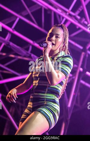 Portsmouth, Großbritannien. August 2021. Die britische Popsängerin Ella McMahon, Künstlername Ella Eyre, bekannt für ihre Zusammenarbeit mit Rudimental, gewann den Brit Award 2014 und trat beim Victorious Festival live auf. Kredit: SOPA Images Limited/Alamy Live Nachrichten Stockfoto