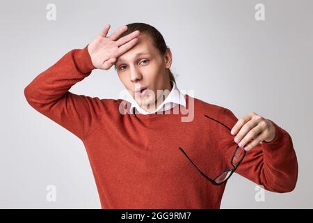 Porträt eines müden Mannes in Brille und Hemd Stockfoto