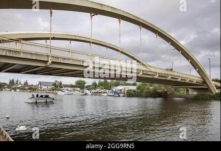 Brücke über die themse bei walton on thames in surrey Stockfoto