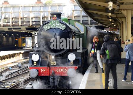 Royal Windsor Steam Express - Dampfzug mit Touristenfahrten zwischen London und Windsor - auf Bahnsteig 2 der Victoria Station. LNER B1 Dampflokomotive Stockfoto