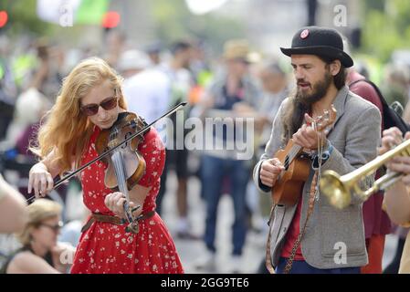 London, England, Großbritannien. Musiker bei einem Extinction Rebellion Protest in Whitehall, 24. August 2021 Stockfoto