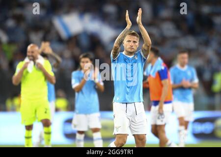 Wir feiern den Sieg am Ende des Spiels, indem wir ihre Fans während des Fußballspiels der Serie A zwischen SS Lazio und Spezia am 28. August 2021 im Olimpico-Stadion in Roma, Italien, begrüßen Stockfoto