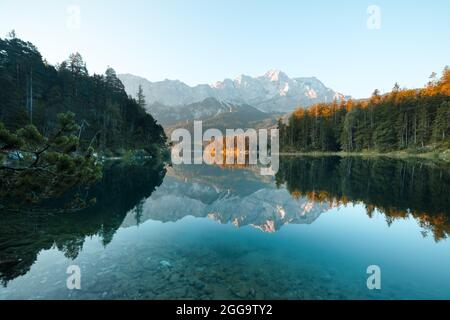 Fantastischer Morgen am Bergsee Eibsee, gelegen in Bayern, Deutschland. Dramatische ungewöhnliche Szene. Alpen, Europa. Landschaftsfotografie Stockfoto