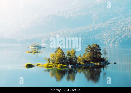 Fantastischer Sonnenaufgang am Bergsee Eibsee, gelegen in Bayern, Deutschland, Alpen, Europa. Dramatische ungewöhnliche Szene mit kleinen Inseln. Landschaftsfotografie Stockfoto