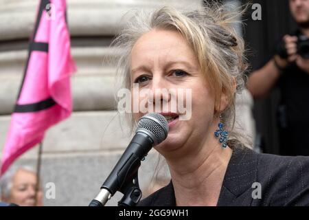 Gail Bradbrook - Umweltaktivistin und Mitbegründer von Extinction Rebellion - spricht am 27. August bei einer XR-Demonstration in der Bank of England Stockfoto