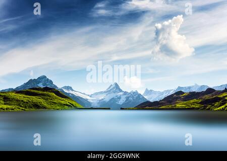 Bachalpsee in Schweizer Alpen. Verschneite Gipfel von Wetterhorn, Mittelhorn und Rosenhorn im Hintergrund. Grindelwald Tal, Schweiz. Landschaftsfotografie Stockfoto