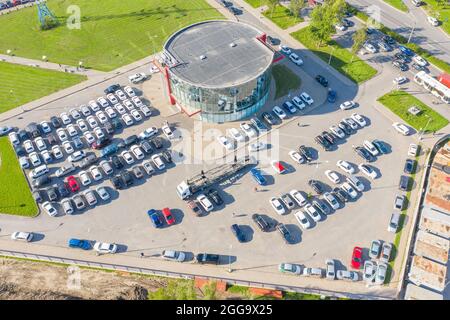 Autohaus Parkplatz, viele Autos oben Luftbild Stockfoto