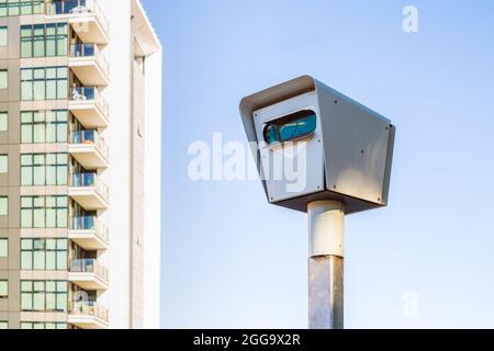 Moderne stationäre Rotlicht- und Blitzerkamera in Adelaide an einem Tag Stockfoto