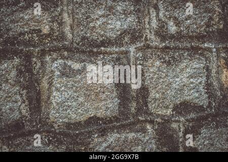 Alte Tempelmauer. Rechteckig ausgeschnittener Marmor Granit Ziegel realen Oberfläche Stein mit Zement. Muster grau Farbe rustikale Textur Hintergrund. Design-Website Stockfoto