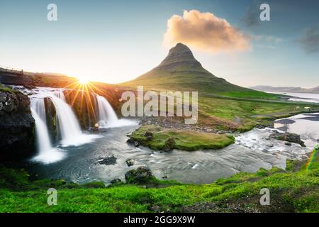 Bunte sunrise auf Kirkjufellsfoss Wasserfall. Erstaunlich morgen Szene in der Nähe der Kirkjufell volkano, Island, Europa. Landschaftsfotografie Stockfoto