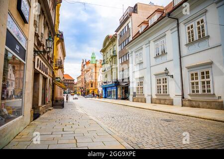 Pilsen, Tschechische republik - 22.08.2021: Straße in der Altstadt von Pilsen in der Tschechischen republik Stockfoto