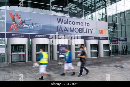 München, Deutschland. August 2021. Am Eingang der Messe München hängt ein Schild mit der Aufschrift „Welcome to IAA Mobility“. Die IAA Mobility 2021 findet vom 07-12. Bis zum 2021. September in München statt. Quelle: Sven Hoppe/dpa/Alamy Live News Stockfoto