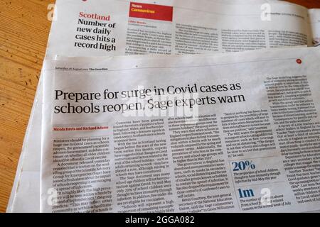 „Bereiten Sie sich auf den Anstieg der Covid-Fälle vor, wenn die Schulen wieder geöffnet werden, warnen Sage-Experten“, titelt die Zeitung Guardian am 28. August 2021 in London, Großbritannien, einen covid-Artikel über die Schule Stockfoto