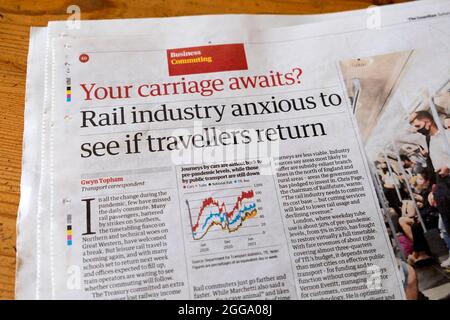 Guardian Zeitung headline Business pendeln öffentlicher Verkehr Artikel "die Eisenbahnindustrie ist gespannt, ob Reisende zurückkehren" 28. August 2021 Großbritannien Stockfoto