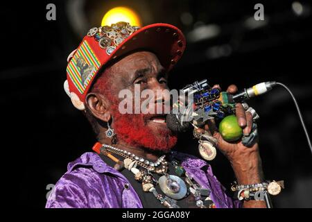 NUR FÜR REDAKTIONELLE ZWECKE. Aktenfoto vom 26/07/13 von Lee 'Scratch' Perry, der während des Womad Festivals 2013 im Charlton Park, Wiltshire, auftrat. Der Plattenproduzent und Sänger ist im Alter von 85 Jahren verstorben. Ausgabedatum: Montag, 30. August 2021. Stockfoto