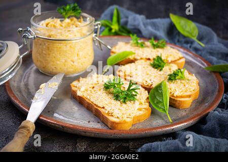 Köstliche Toasts mit hausgemachten Hähnchenrilletten. Sandwich-Snack mit Hähnchenpastete auf Holzhintergrund Stockfoto