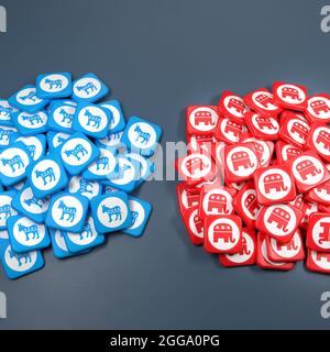 Logos der Demokratischen Partei der Vereinigten Staaten und der Republikanischen Partei auf einem Haufen auf einem Tisch. Speicherplatz kopieren. Webbanner-Format. Stockfoto