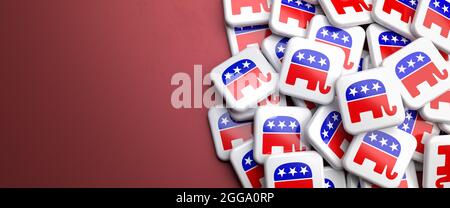 Logos der konservativen Republikaner der US-amerikanischen politischen Partei auf einem Haufen auf einem Tisch. Speicherplatz kopieren. Webbanner-Format. Stockfoto