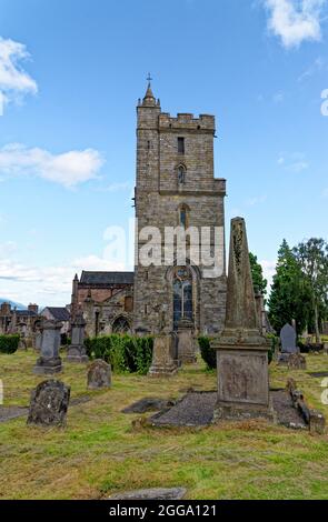 Church of the Holy Rude oder Holy Cross mit Glockenturm und Royal Cemetery mit historischen Grabsteinen auf Castle Hill über Stirling Scotland, United King Stockfoto