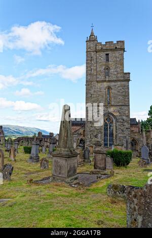 Church of the Holy Rude oder Holy Cross mit Glockenturm und Royal Cemetery mit historischen Grabsteinen auf Castle Hill über Stirling Scotland, United King Stockfoto