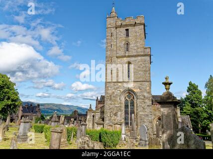 Church of the Holy Rude oder Holy Cross mit Glockenturm und Royal Cemetery mit historischen Grabsteinen auf Castle Hill über Stirling Scotland, United King Stockfoto