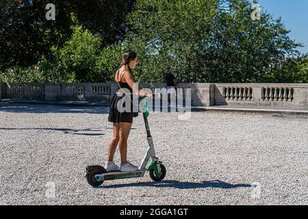 ROM, ITALIEN, GROSSBRITANNIEN. August 2021. Menschen, die in der Villa Borghese an einem heißen Tag in Rom einen Elektroroller fahren. Elektroroller sind in der römischen Hauptstadt populär geworden und werden regelmäßig als Mobilitätstransport eingesetzt. Kredit: amer ghazzal/Alamy Live Nachrichten Stockfoto