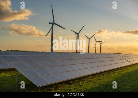 Windkraftanlagen und Sonnenkollektoren Energiegenerater auf dem Windpark Stockfoto