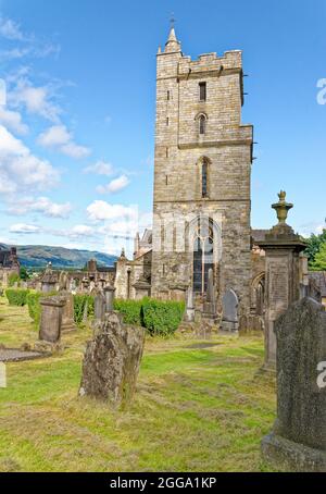 Church of the Holy Rude oder Holy Cross mit Glockenturm und Royal Cemetery mit historischen Grabsteinen auf Castle Hill über Stirling Scotland, United King Stockfoto