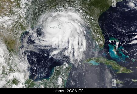 GOLF VON MEXIKO - 29. August 2021 - der Orkandum Ida erreicht Landfall, wie er am 28. August 2021 von NASA-MODIS-Satelliten aus dem All gesehen wurde. Hurrikan Ida machte Lan Stockfoto