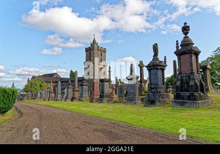 Church of the Holy Rude oder Holy Cross mit Glockenturm und Royal Cemetery mit historischen Grabsteinen auf Castle Hill über Stirling Scotland, United King Stockfoto