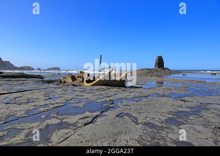 Wrack des Admiral von Tromp und des Black NAB-Seestapels in Saltwick Bay bei Whitby, North Yorkshire, England, Großbritannien. Stockfoto