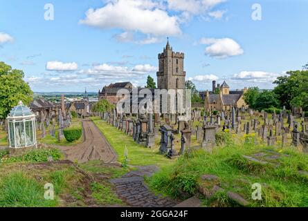 Church of the Holy Rude oder Holy Cross mit Glockenturm und Royal Cemetery mit historischen Grabsteinen auf Castle Hill über Stirling Scotland, United King Stockfoto