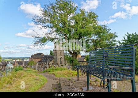 Church of the Holy Rude oder Holy Cross mit Glockenturm und Royal Cemetery mit historischen Grabsteinen auf Castle Hill über Stirling Scotland, United King Stockfoto