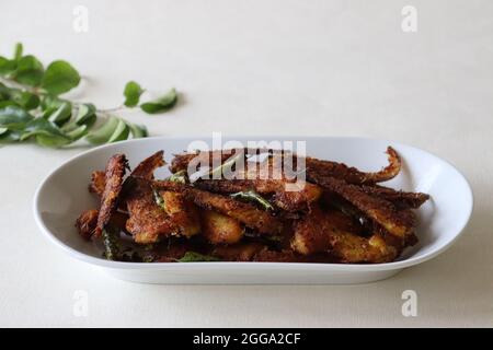 Knusprige und würzige Sardellenbraten. Sardellen mit Gewürzen mariniert und frittiert. Beliebtes Fischgericht aus Kerala genannt Natholi braten. Stockfoto