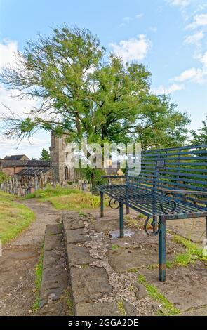 Church of the Holy Rude oder Holy Cross mit Glockenturm und Royal Cemetery mit historischen Grabsteinen auf Castle Hill über Stirling Scotland, United King Stockfoto